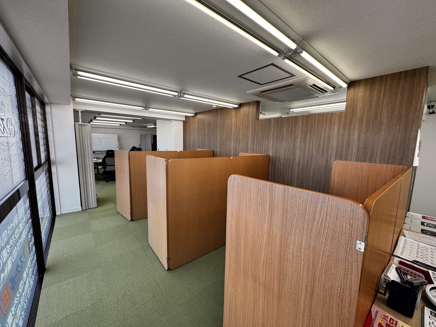スクールIEの教室の個別指導ブース